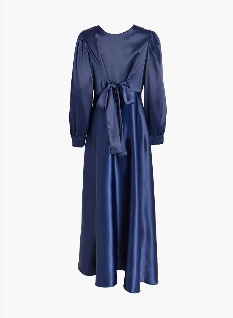 خزانة فستان مقاس كبير بكسرات وياقة بفتحة مفتاح